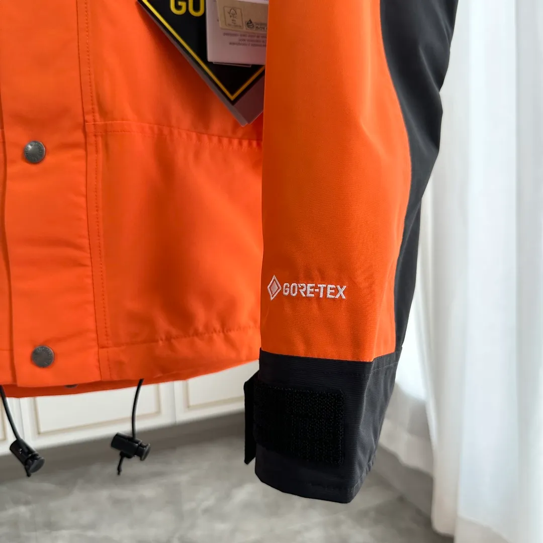 Style No.: C 01 P240 Top Original Violent Orange 𝐓𝐡𝐞 𝐍𝐨𝐫𝐭𝐡 𝐅𝐚𝐜𝐞 ｜𝟭𝟵𝟵𝟬 𝐆𝐨𝐫𝐞-𝐓𝐞𝐱｜TNF North Face Classic Jacket 1. Waterproof to the international ISO standard 90 (ISO 4) level to achieve the rolling effect of water droplets on a lotus leaf! 2. Fabric: 2L double-layer Gore-tex fabric is used. The surface layer of the fabric is made of ultra-high-strength waterproofing and the inner layer is covered with film, so it achieves a three-layer waterproof effect, making the garment waterproof and anti-fouling and breathable for excellent outdoor effects. 3. Embroidery: Imported Barudan/Behringer embroidery machine restores ZP. BEHRINGER's 10,000-needle embroidery is neat and three-dimensional, with full three-dimensionality and the charm of each letter. Each stroke has a strong three-dimensional effect. 4. Accessories: Original YKK zipper for the whole garment, which can withstand 100,000 pulls and wear, and original Velcro. The four-button buttons are customized from the original Japanese SELEX. 5 buttons are all in the same direction. The washed QR code is consistent with zp and can be scanned! 6. The entire garment adopts heat-sealing and gluing technology, and all seams are bonded with high-temperature gluing. Size xs s m L x L xx L